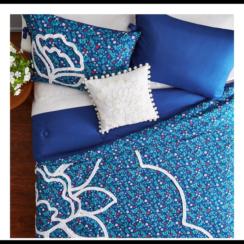 Pioneer Woman multi color queen comforter set